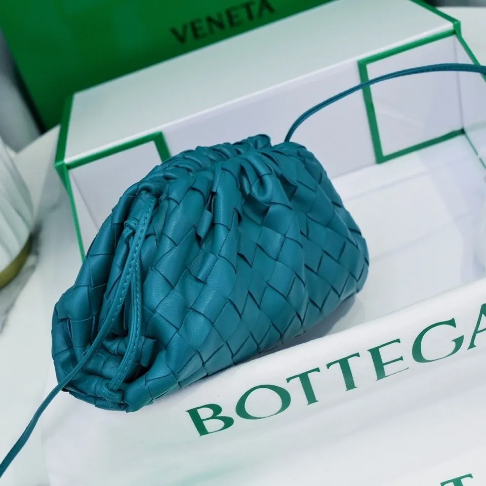 Batch 1260 large grid weaving The pouch cloud bag is the first series designed by former Celine designer Daniel Lee after joining BV. The upper body is extremely ecstatic ~ fashionable and classy ~ elegant and concise, lazy and intellectual size: 23*13*8 [Little Cloud Rough Weave#]